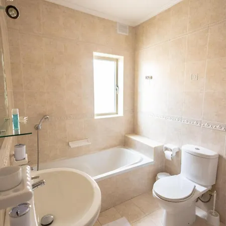 3 Bedroom In The Centre Of St Julians Apartament *